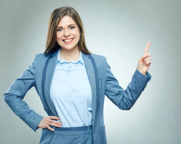 Geschäftsfrau im Anzug zeigt mit Finger auf Kopierraum. — Stockfoto