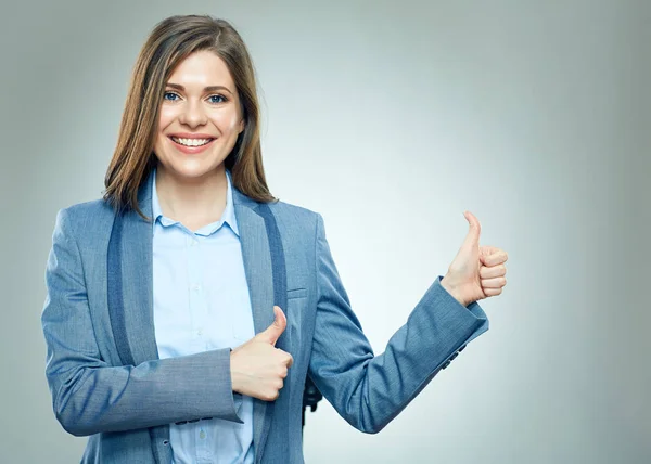 Sonriente mujer de negocios vestido traje de negocios muestra pulgares hacia arriba . —  Fotos de Stock