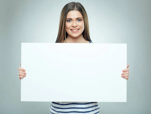 Lächelnde Frau mit weißem Banner in gestreiften Farben. — Stockfoto