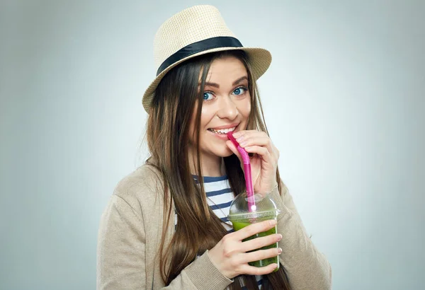 Piękna kobieta uśmiechający się picia napój green detox. — Zdjęcie stockowe