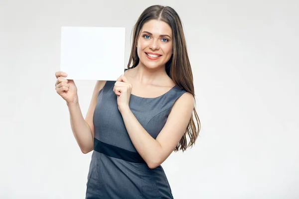 Vrouw draagt grijze jurk wit teken boord houden — Stockfoto