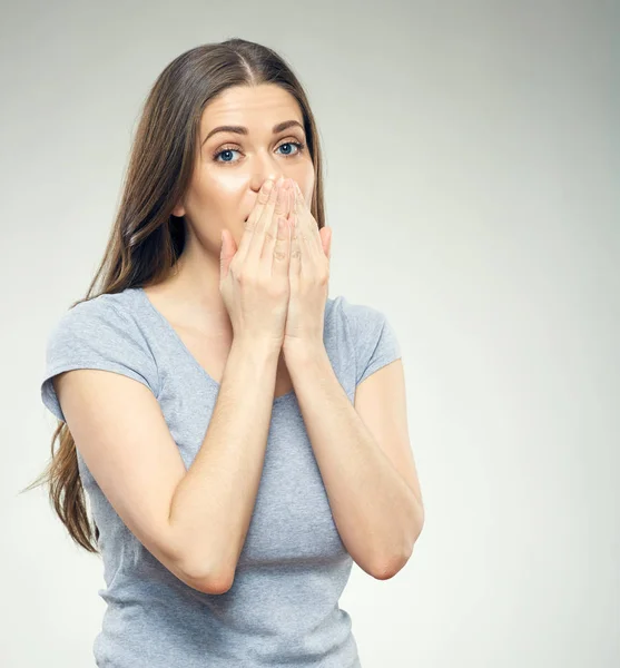 Hoesten vrouw met lang haar casual gekleed. — Stockfoto