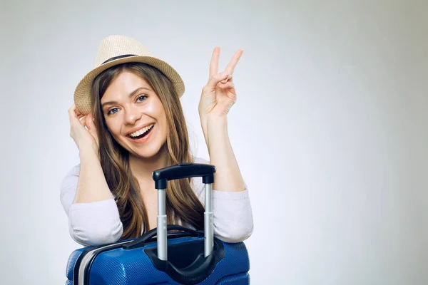 スーツケースと帽子を身に着けている女性を笑顔 — ストック写真