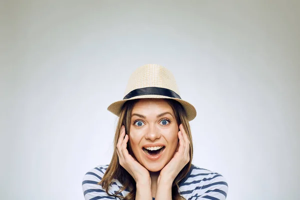 Überraschendes Frauenporträt vor isoliertem Hintergrund. — Stockfoto