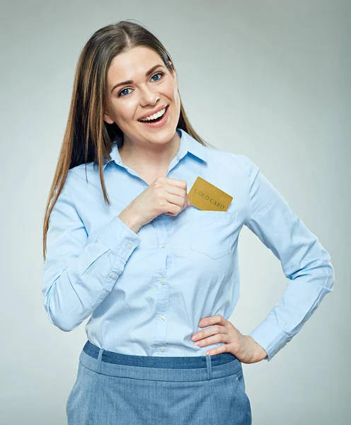 Usmívající se úspěšné podnikání žena show kreditní karty. — Stock fotografie