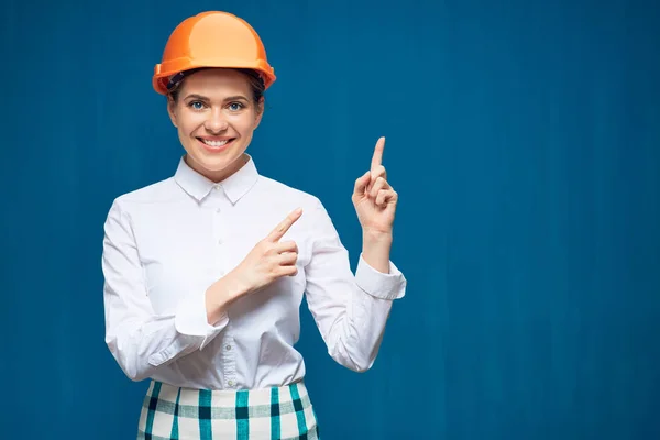 Kadın giyiyor Emanet kask parmak işaret gülümseyen — Stok fotoğraf