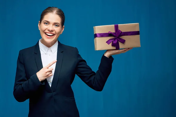 Lächelnde Geschäftsfrau im schwarzen Anzug, die mit dem Finger auf gif zeigt — Stockfoto