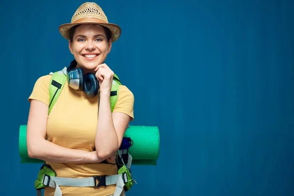 Femme souriante prête à voyager sac à dos d'esprit . — Photo