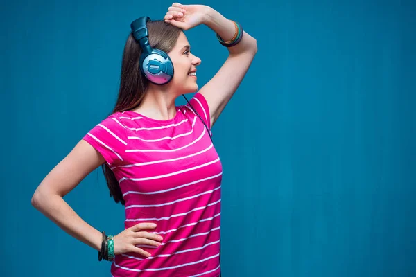 Uśmiecha się kobieta słuchania muzyki za pomocą słuchawek. — Zdjęcie stockowe