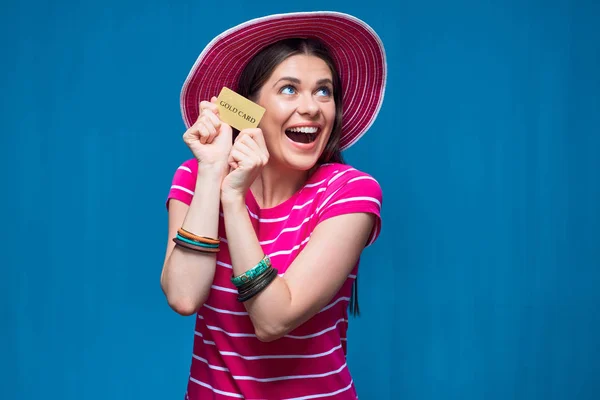 Happy emocionální žena nosí pláž hat pózuje s kreditní kartou — Stock fotografie