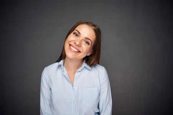 Młoda kobieta uśmiechając się z zębami. — Zdjęcie stockowe