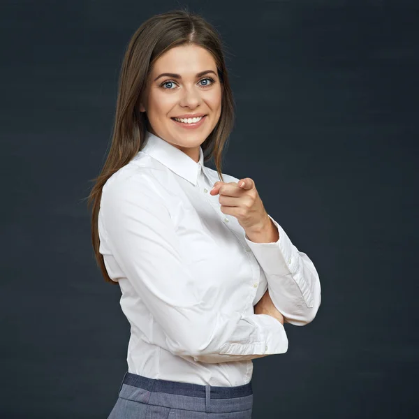 Lachende zakelijke vrouw wijzende vinger op camera. — Stockfoto