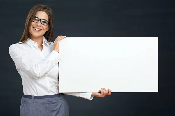 Biznes kobieta trzyma tablicę pokazać zęby z uśmiechem. — Zdjęcie stockowe