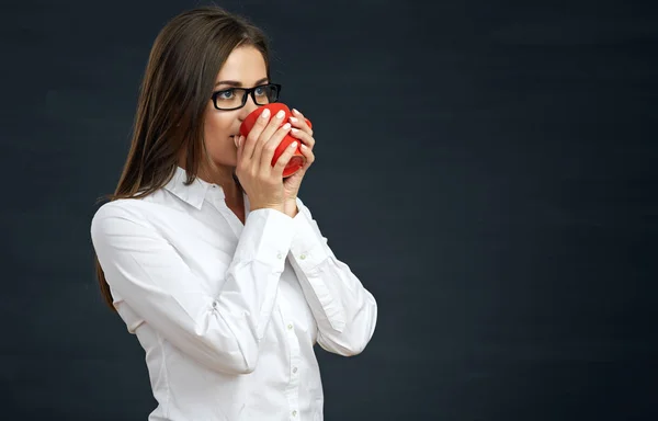 Wanita bisnis tersenyum minum kopi . — Stok Foto