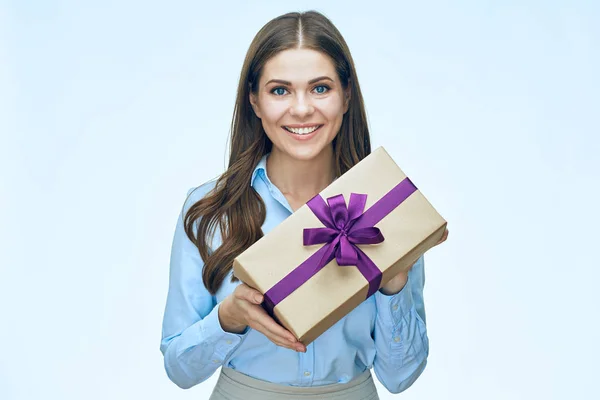 Smiling young woman standing against isolated background with pa — Stock Photo, Image