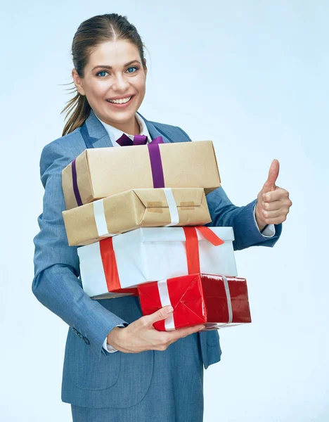 Mujer sonriente sosteniendo caja de regalo mostrando el pulgar hacia arriba . —  Fotos de Stock