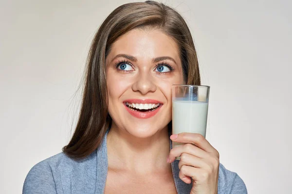 Улыбающаяся молодая женщина пьет молоко . — стоковое фото