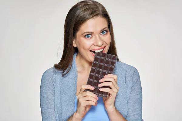 Genç kadın çikolata yiyor. İzole portre — Stok fotoğraf