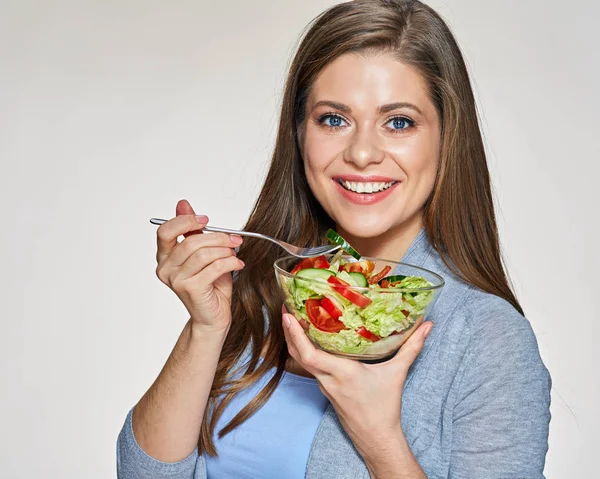 Smiling woman holding glass dish with salad. — Stock Photo, Image