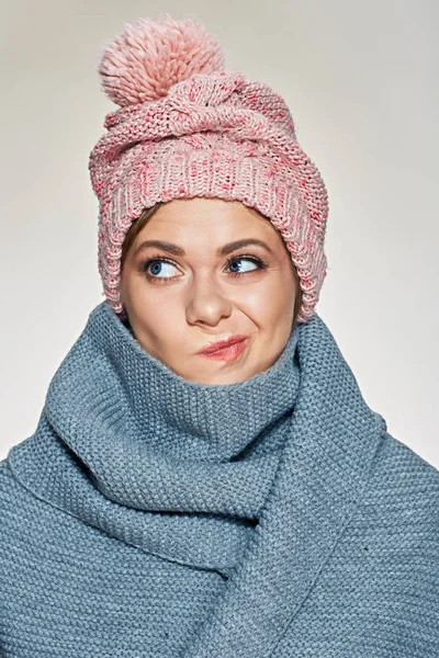 Αστεία γυναίκα φοράει χειμωνιάτικα ρούχα. — Φωτογραφία Αρχείου