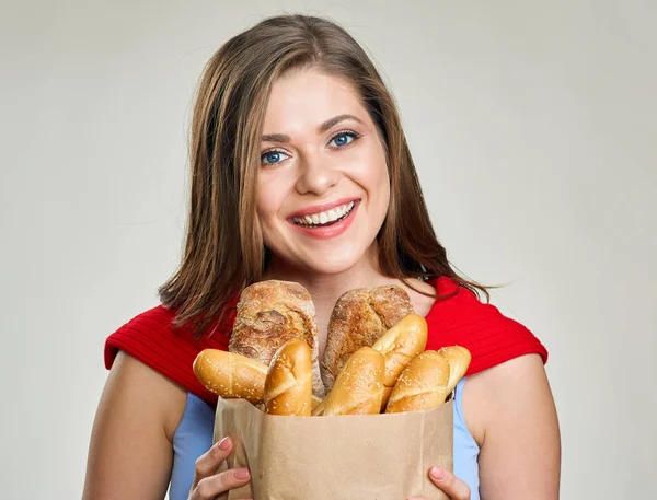 パンの袋を保持している女性の笑顔. — ストック写真