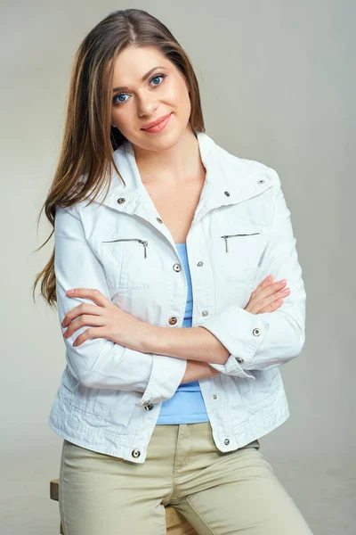 Portret van jonge lachende vrouw casual kleding gekleed. — Stockfoto