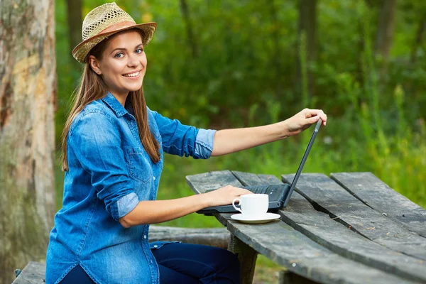 Genç kadın ile dizüstü ev ödevi yok