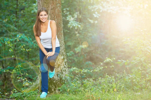 Ung aktiv stil kvinna hela kroppen stående i skogen. — Stockfoto