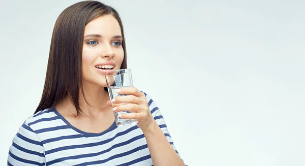 Jovem mulher bebe água de vidro . — Fotografia de Stock