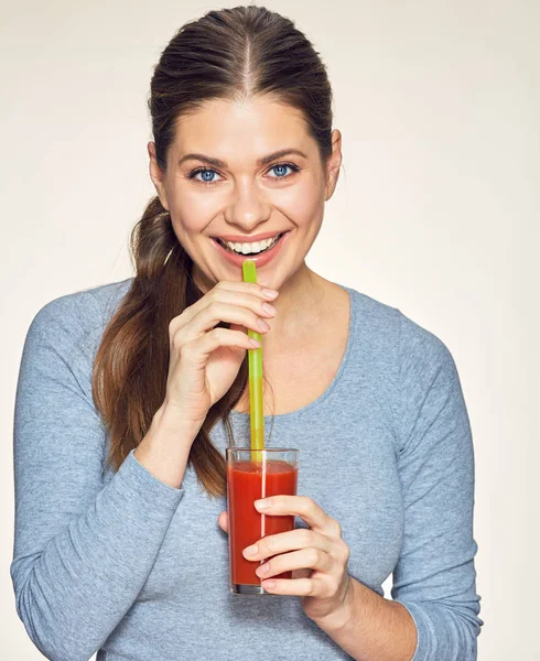 웃는 여자 빨간 음료 주스. — 스톡 사진
