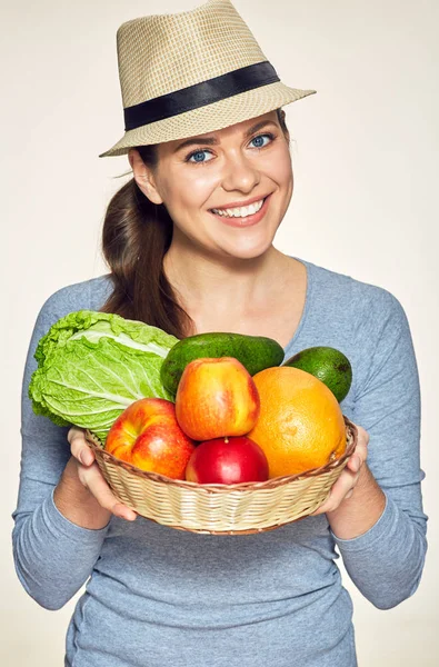 Estilo de vida vegetariano retrato de jovem mulher usando chapéu moderno . — Fotografia de Stock