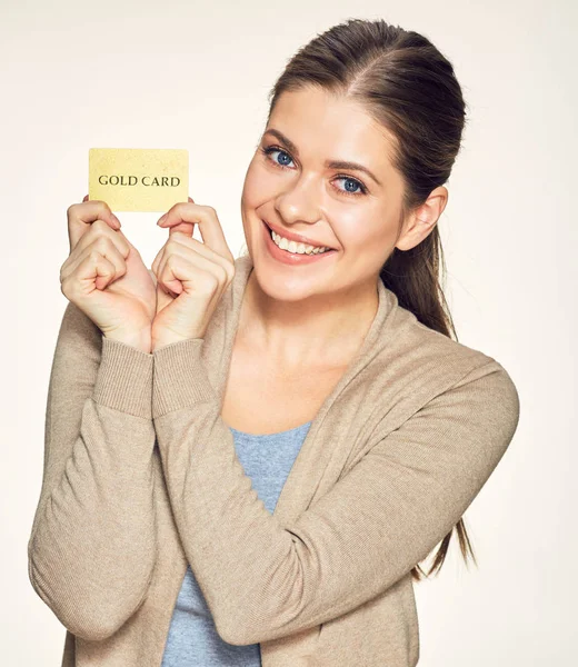 Glückliche Frau mit goldener Kreditkarte. — Stockfoto