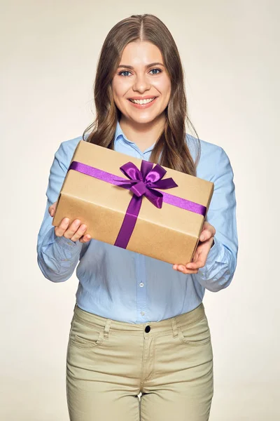 Leende affärskvinna holding presentbox — Stockfoto