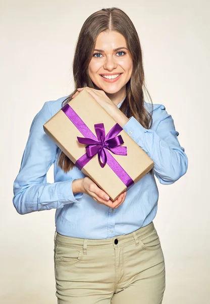 Lycklig kvinna håller papper presentbox. — Stockfoto