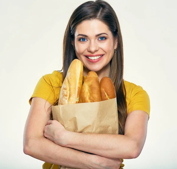 微笑的女士拿着面包。孤立的工作室 — 图库照片
