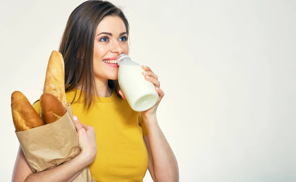 Usmívající se žena konzumní mléko z lahve — Stock fotografie