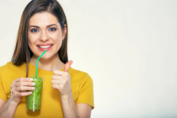 Mujer sonriente sosteniendo desintoxicación verde sin vegetales vaso de bebida . — Foto de Stock