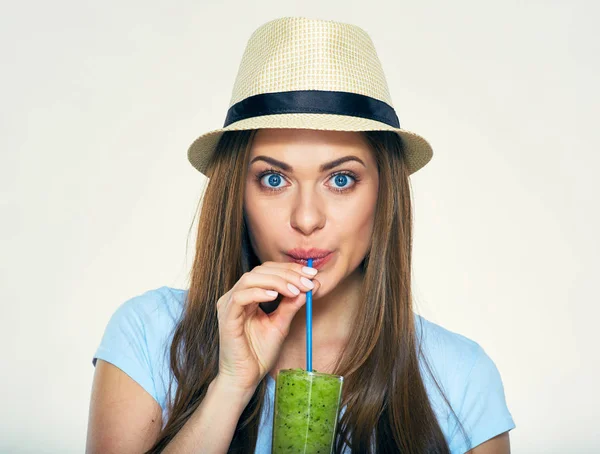 Leende ung kvinna dricka grön smoothie juice. — Stockfoto