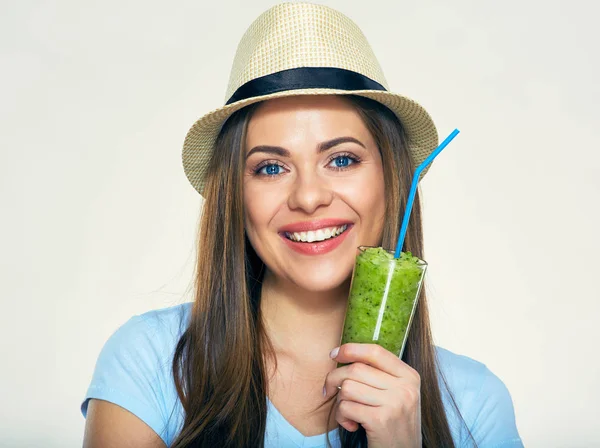 Close up retrato rosto de mulher sorridente segurando smoothie — Fotografia de Stock