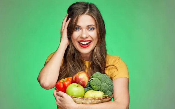 Close-up van gezicht portret van lachende vrouw met vruchten en vegetabl — Stockfoto