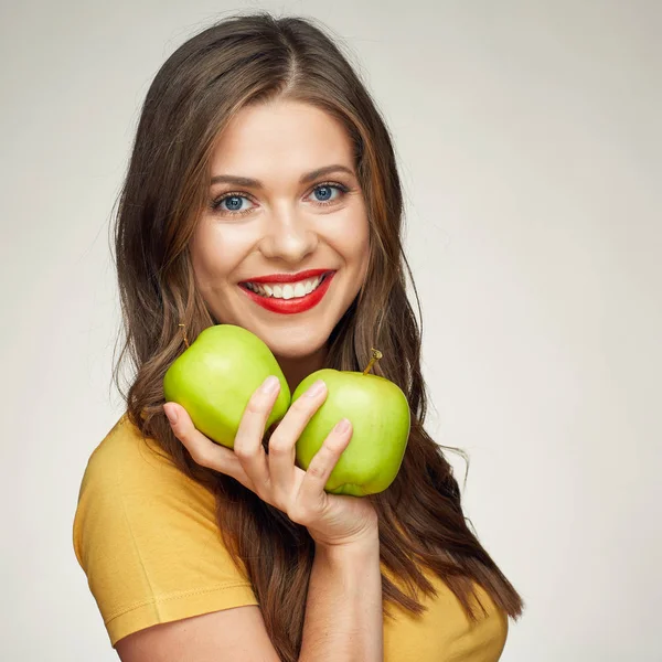 Mosolygó nő gazdaság két zöld alma. — Stock Fotó