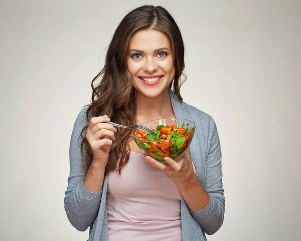 Mulher feliz comendo salada de tigela de vidro com garfo . — Fotografia de Stock