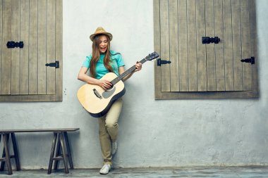 Pozitif kadın gitar çalmak 