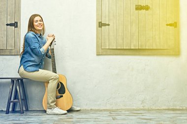 Akustik gitarda eğilerek kadın 