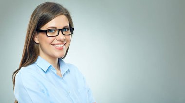 Genç gülümseyen modern iş kadını 