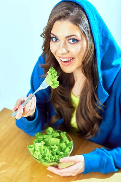 Porträtt av ung kvinna äta hälsosam mat. — Stockfoto