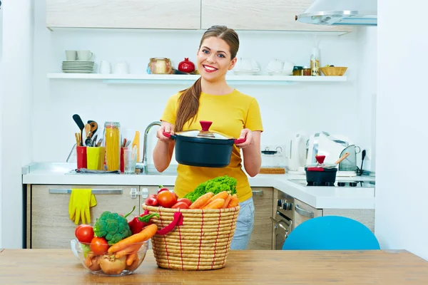 美しい女性の家庭の台所で健康食品を調理. — ストック写真