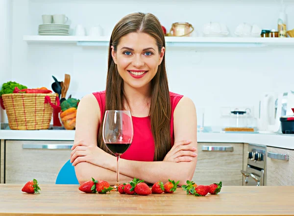 Belle femme avec verre de vin rouge — Photo