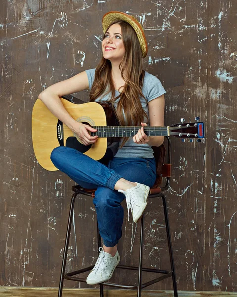 Vacker flicka spela musik med gitarr. — Stockfoto