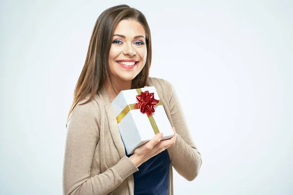 Gelukkig vrouw houden geschenkdoos. — Stockfoto